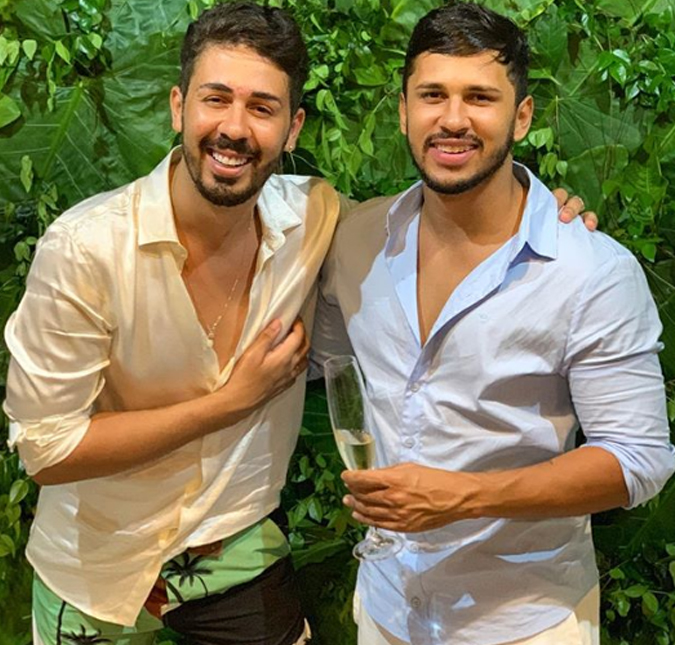 Carlinhos Maia pede a mão de Lucas Guimarães em casamento