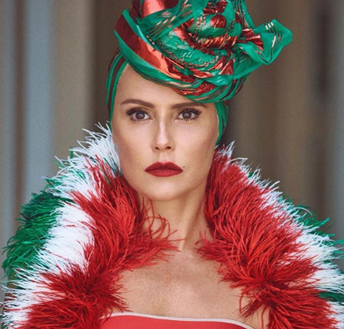 Deborah Secco divulga figurino ousado em ensaio do <i>Baile do Copa</i>