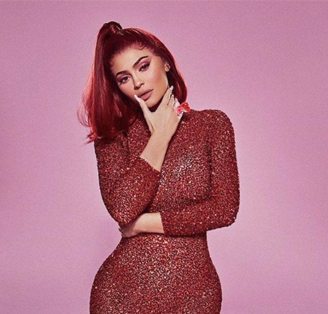 Essa não é a primeira vez que Kylie Jenner tem seu nome envolvido em polêmicas sobre estar ou não em um relacionamento com Travis Scott, também esteve envolvida em outra controversa. A artista usou a sua conta no Instagram para divulgar uma foto em que ela está sentada em um degrau abraçando Travis, e na legenda escreveu: bebê número dois. Os fãs ficaram enlouquecidos com a postagem, supondo que mais um bebê estaria a caminho. Eles acabaram errando, e meses depois Travis e Kylie anunciaram a separação.