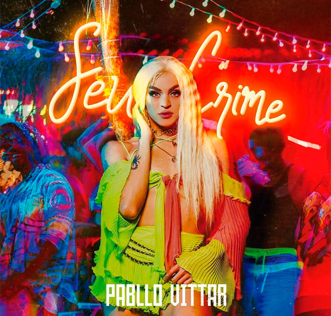 Pabllo Vittar empolga e brinca com <I>fake news</I> em clipe de <I>Seu Crime</I>, assista!