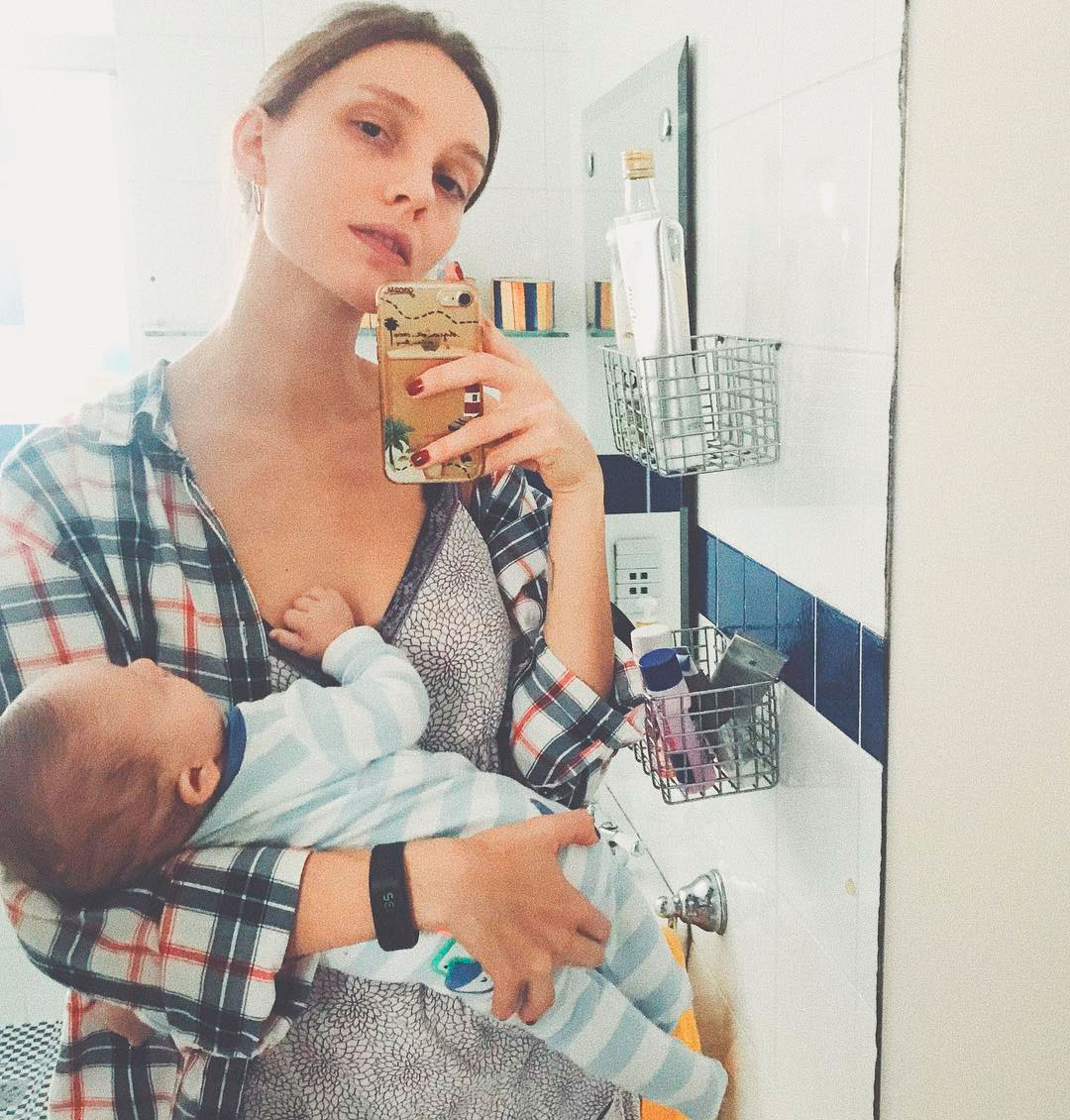 Irmã de Ana Hickmann comenta escolha de não ter babá: <I>Entre risos e choros de bebê</I>