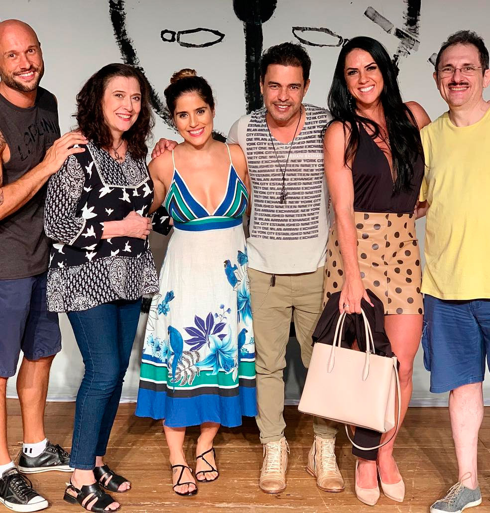 De volta ao Brasil, Zezé Di Camargo e Graciele Lacerda prestigiam Camilla Camargo em peça de teatro