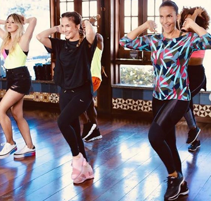 Ivete Sangalo dança em vídeo publicado no <i>Instagram</i> ao lado de Claudia Leitte