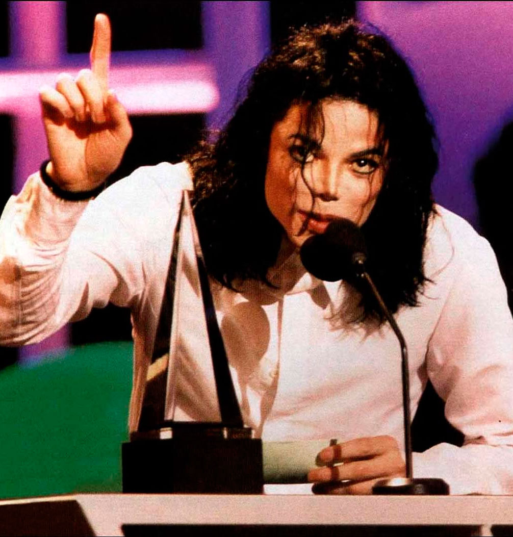 Corpo de Michael Jackson pode ser exumado após acusações de abuso sexual