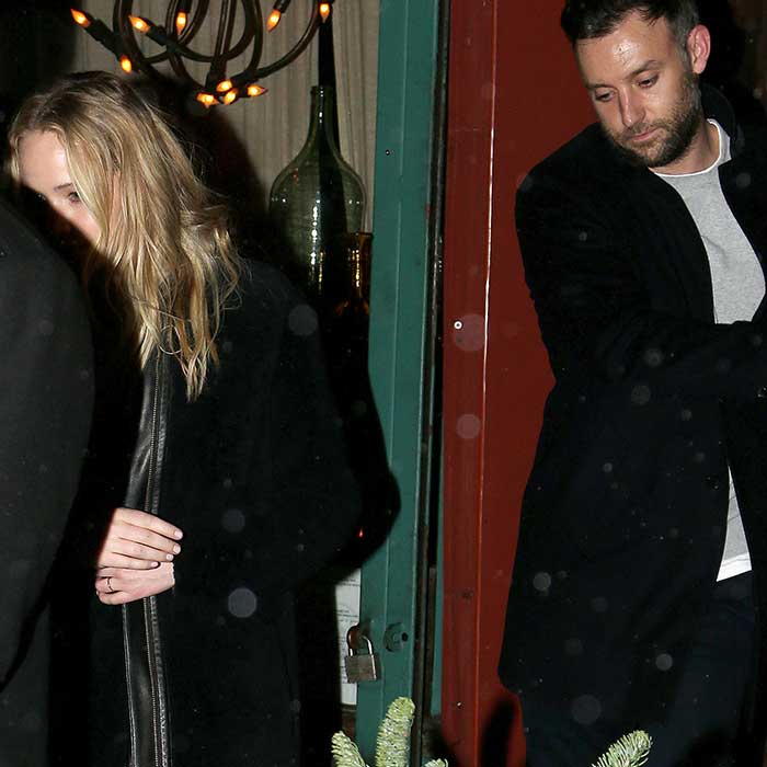 Jennifer Lawrence aparece com aliança - mas pode ser só uma distração, confira!