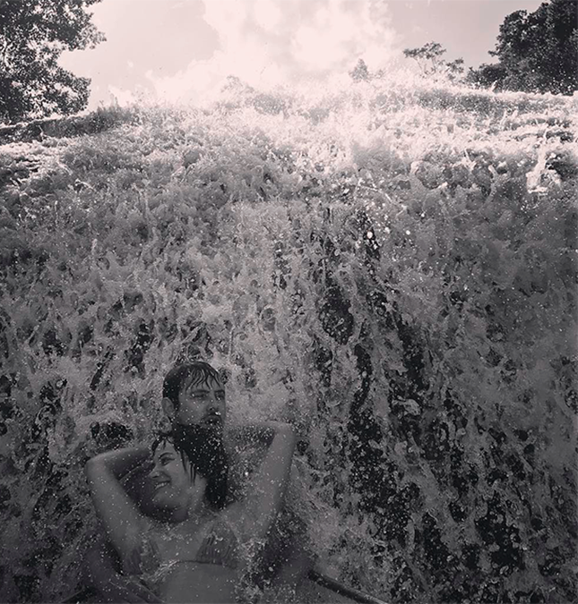 Bianca Bin posta foto abraçada com Sergio Guizé em cachoeira: <I>Até a última gota</i>