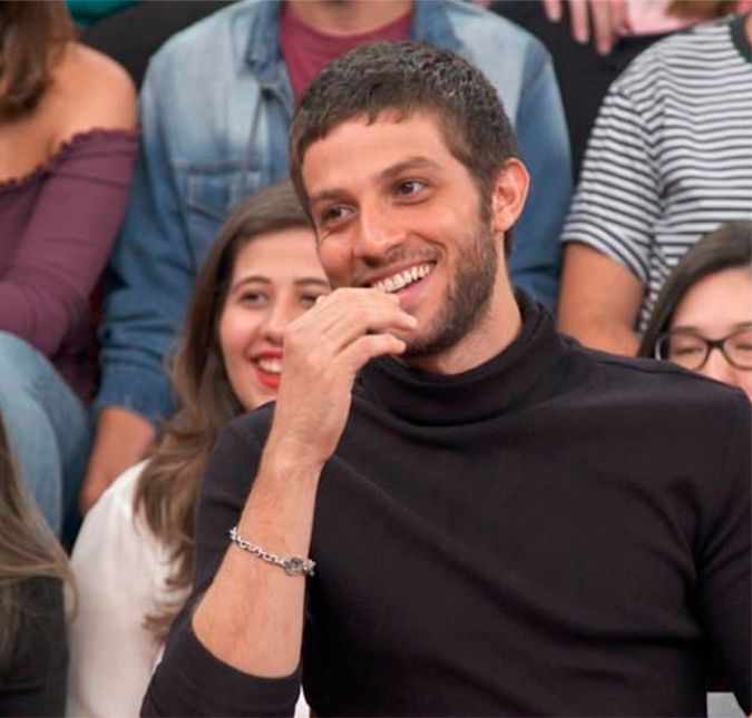 Chay Suede revela que estava devendo conta de luz quando fez teste na <i>Globo: Eu estava super apertado </i>