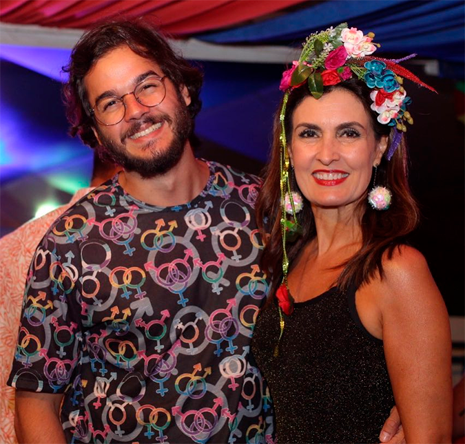 Fátima Bernardes curte bloco de Carnaval antecipado com namorado
