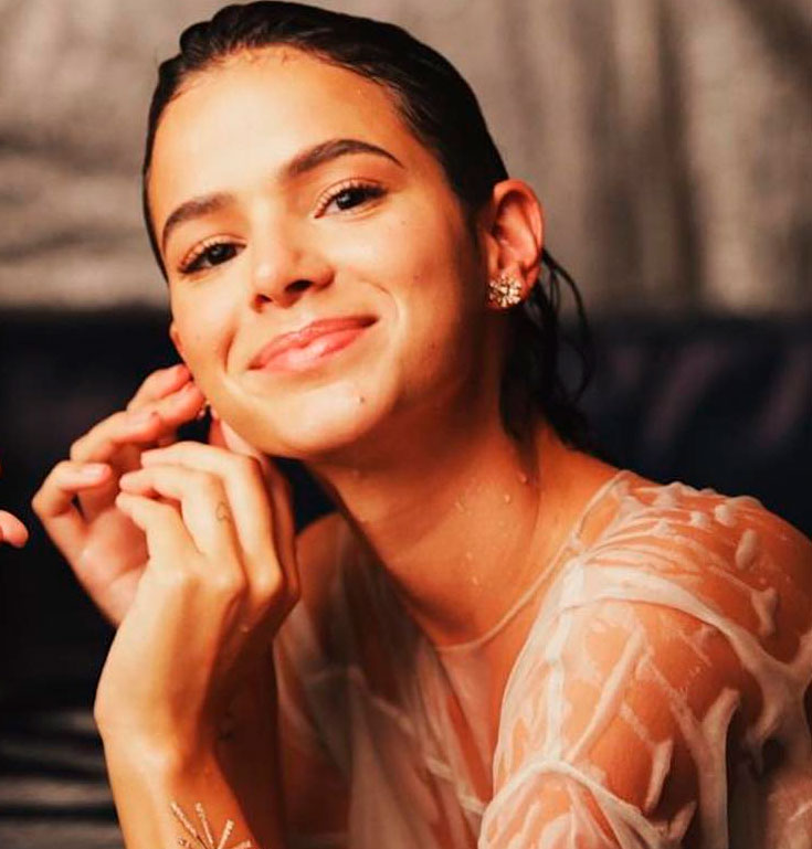 Bruna Marquezine rebate comentário de que estaria triste em foto na <I>NYFW</i>: <i>Eu me achei bonita</I>