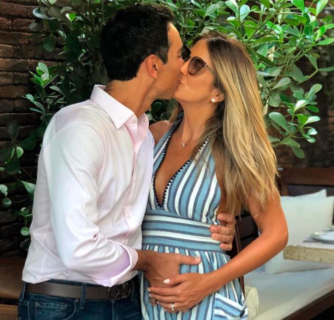 Ticiane Pinheiro e César Trali também estão entre os casais mais apaixonados do mundo dos famosos! Tanto é que, os fãs dos artistas estão babando ainda mais pelos dois, já que agora eles multiplicaram todo esse amor e são papais de uma menina, que se cham Manuella. No Instagram, Tici falou sobre o clique acima: Só vejo amor nessa foto!.