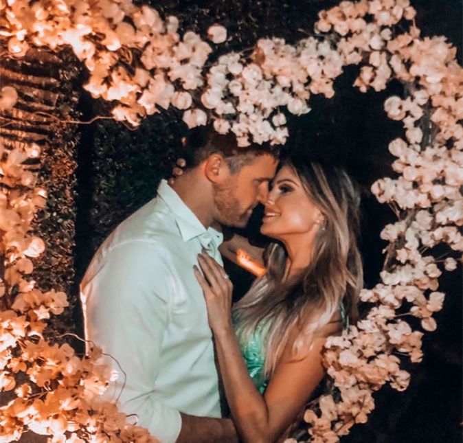 Nas redes sociais e até em eventos públicos, Flávia Viana e Marcelo Ié Ié fazem questão de mostrar o quanto se amam e acabam deixando todo mundo suspirando. Mesmo após um breve rompimento no fim de 2018, eles mostraram que o amor sempre vence e se reconciliaram no início de 2019. Desde então, são só amores na internet e vivem trocando declarações em cliques para lá de românticos, como neste acima, em que aparecem grudadinhos em meio a um coração de flores.