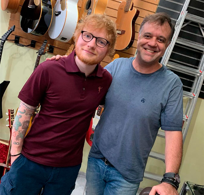 Antes de <i>show</i>, Ed Sheeran é clicado comprando guitarra em São Paulo