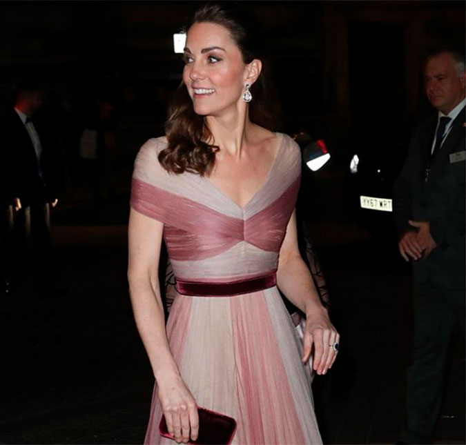 Kate Middleton escolhe <I>look</i> rosinha para jantar de gala em Londres