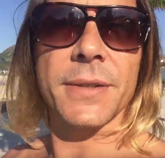 Theo Becker fala sobre problemas com droga no passado conta que andava com <i>a turma da pesada</i>