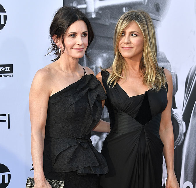 Avião de Jennifer Aniston e Courteney Cox faz pouso emergencial após perder uma roda