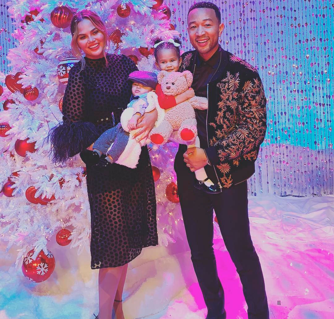 Chrissy Teigen brinca sobre trair John Legend após publicar clique fofo do filho dos dois