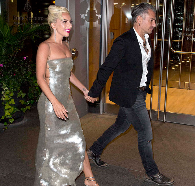 Acabou? Noivo de Lady Gaga é visto de mãos dadas com outra mulher, diz <I>site</I>