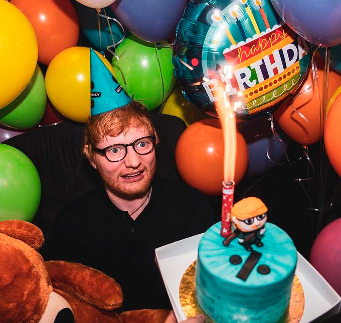 Ed Sheeran comemora aniversário de 28 anos de idade em pizzaria de Porto Alegre