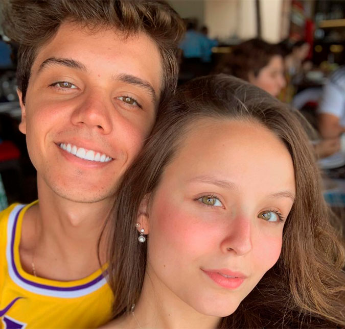 Larissa Manoela reencontra o namorado e o agarra em aeroporto, veja