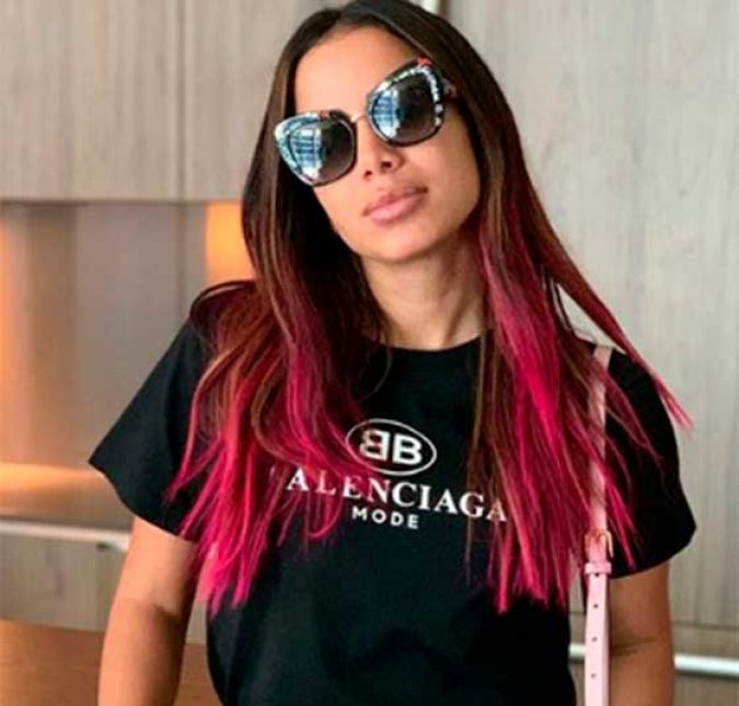 Para aquelas que não gostam dos acessórios na cabeça, não pense que você precisa sair basiquinha e sem produzir o cabelão! Anitta já aderiu aos fios coloridos e você também pode aderir a essa opção para dar uma animada no look. Para aquelas que não gostam dos acessórios na cabeça, não pense que você precisa sair basiquinha e sem produzir o cabelão! Anitta já aderiu aos fios coloridos e você também pode aderir a essa opção para dar uma animada no look.