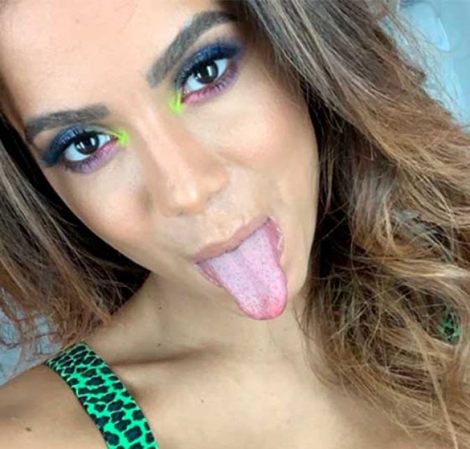 Na maquiagem também temos cores em neon E ainda dá para juntar o tom neon com a estampa do momento! O animal print saiu das passarelas e de peças mais rebuscadas para ser usado com mais ousadia. O top de Anitta é um belo exemplo de como dá para usar a estampa fugindo do tradicional. Na maquiagem também temos cores em neon E ainda dá para juntar o tom neon com a estampa do momento! O animal print saiu das passarelas e de peças mais rebuscadas para ser usado com mais ousadia. O top de Anitta é um belo exemplo de como dá para usar a estampa fugindo do tradicional.