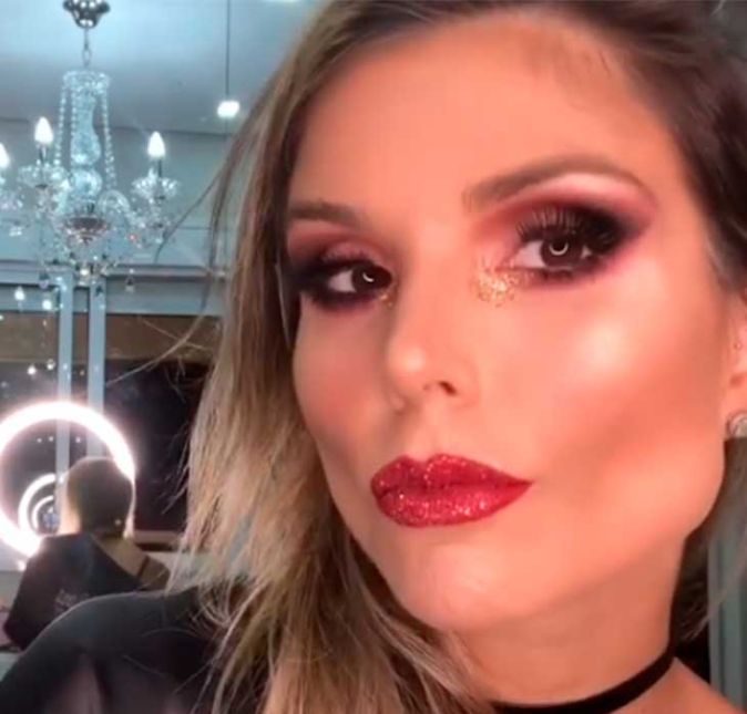 Flávia Viana também mostrou que dá para inovar no tradicional glitter e além de colocá-los nos olhos, é possível abusar do produto nos lábios, escolhendo uma cor que combine com seu batom! Ah, mas não esquece que agora o mercado está cheio de opções sustentáveis e se você quiser ser ecológica no Carnaval sem deixar de brilhar, é possível comprar versões do glitter biodegradável. Flávia Viana também mostrou que dá para inovar no tradicional glitter e além de colocá-los nos olhos, é possível abusar do produto nos lábios, escolhendo uma cor que combine com seu batom! Ah, mas não esquece que agora o mercado está cheio de opções sustentáveis e se você quiser ser ecológica no Carnaval sem deixar de brilhar, é possível comprar versões do glitter biodegradável.