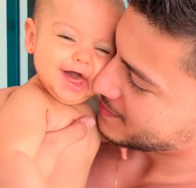 Arthur Aguiar ganha beijinhos da filha em vídeo fofo, assista!