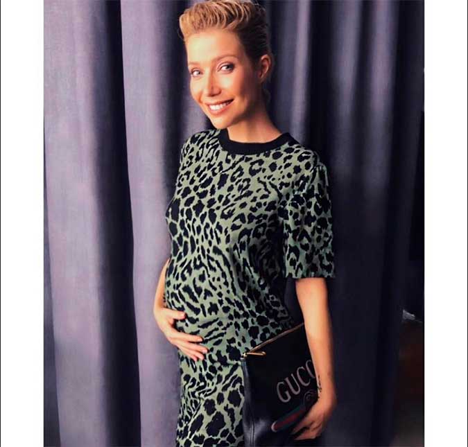 Com <i>look animal print</i>, Luiza Possi exibe barriguinha de grávida