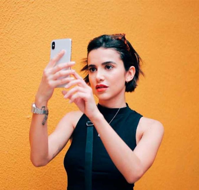 A pochete já é tendência dos últimos anos, mas desta vez o acessório é menor e pode ser usado na transversal, deixando tudo mais confortável ao corpo. Não dá para sair sem os documentos e alguns itens básicos, né? Então investe em uma pochete neon, como fez Manu Gavassi, para sair preparadíssima para curtir a folia e sem se preocupar em carregar um monte de coisa na mão ou perder durante a bagunça! A pochete já é tendência dos últimos anos, mas desta vez o acessório é menor e pode ser usado na transversal, deixando tudo mais confortável ao corpo. Não dá para sair sem os documentos e alguns itens básicos, né? Então investe em uma pochete neon, como fez Manu Gavassi, para sair preparadíssima para curtir a folia e sem se preocupar em carregar um monte de coisa na mão ou perder durante a bagunça!