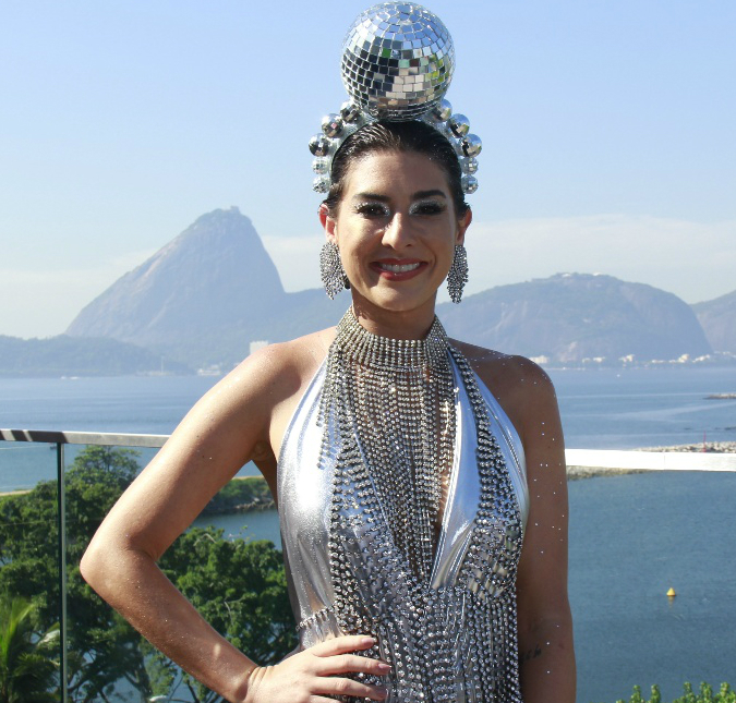 Fernanda Paes Leme revela durante bloquinho: <i>- Já dei sete patadas hoje</i>