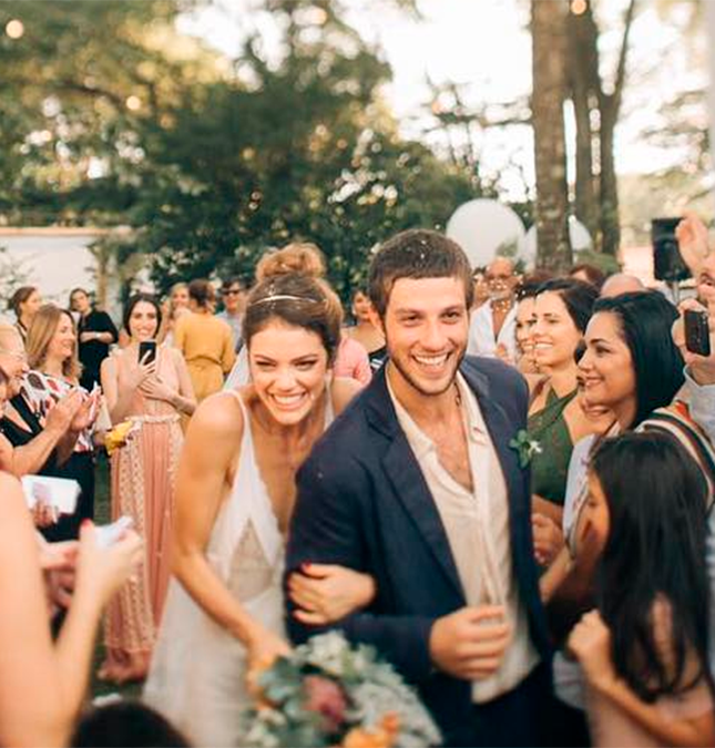 Após se casar com Chay Suede, Laura Neiva fala sobre se tornar mãe: <I>- Queria ter vários filhos</i>