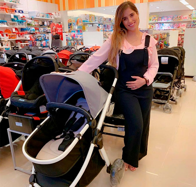 Grávida, Camilla Camargo se emociona em loja de artigos para bebê
