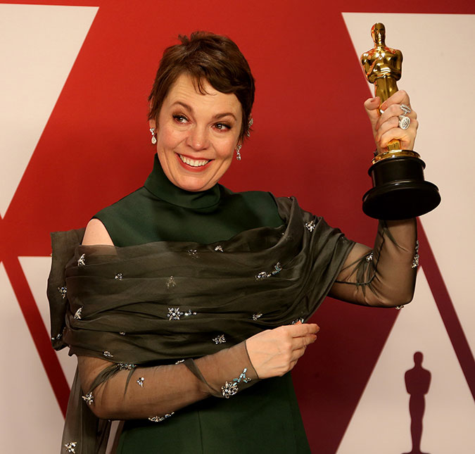 Olivia Colman alugou <I>ônibus-balada</I> para comemorar vitória no <I>Oscar 2019</I>!