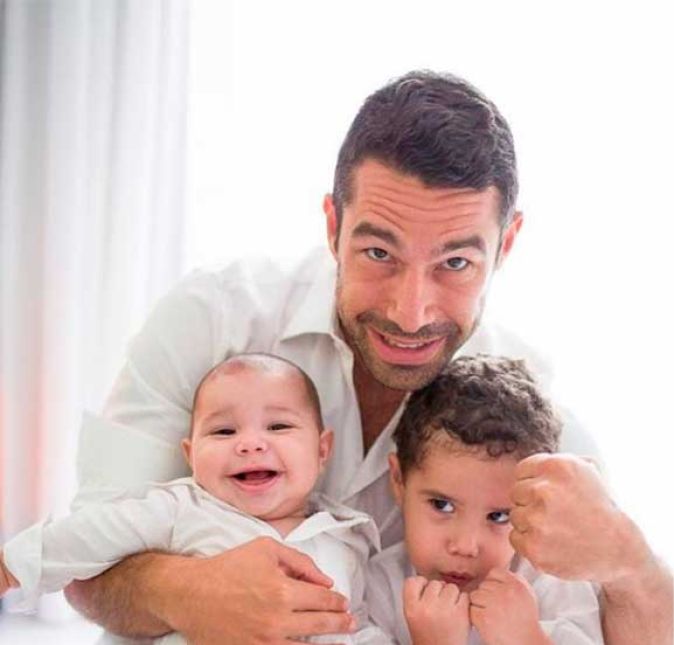 Na foto, as crianças aparecem com o paizão, Marcus Buaiz, durante um ensaio fotográfico da família.