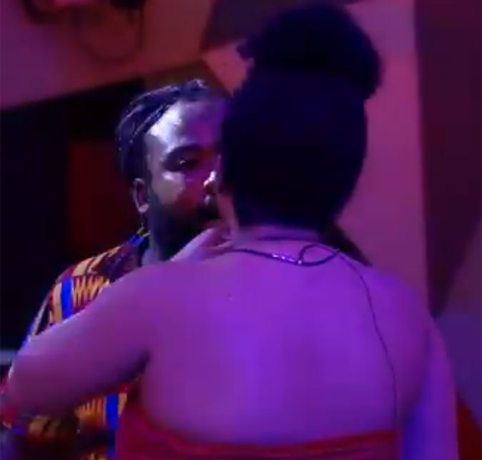Rodrigo tenta beijar Rízia e internautas pedem a expulsão dele do <i>BBB 19</i>