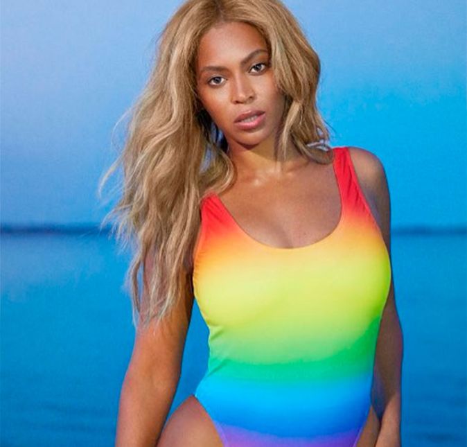 Nem a rainha Beyoncé resistiu ao modelo mais cavado. A cantora usou um maiô todo colorido e colocou as curvas para jogo. Nem a rainha Beyoncé resistiu ao modelo mais cavado. A cantora usou um maiô todo colorido e colocou as curvas para jogo.