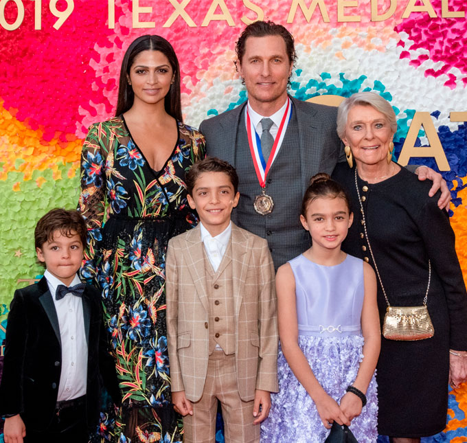 Em evento, Matthew McConaughey surge cheio de estilo ao lado da esposa Camila Alves e dos filhos