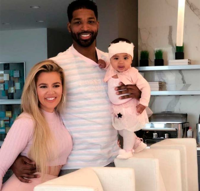 True nasceu bem no olho do furacão! No dia que Khloé deu à luz, ela havia acabado de descobrir que tinha sido traída por Tristan Thompson. O escândalo ganhou as manchetes dos tabloides internacionais, com direito a vídeos de Tristan na companhia de outras mulheres, enquanto a companheira estava em casa - e ainda por cima grávida. Apesar de todo o bafafá, Khloé perdoou Tristan e as irmãs Kardashian também acabaram aceitando a reconciliação dos dois. Na época, Koko chegou a declarar que estava pensando apenas no bem da filha, priorizando a família. Os dois seguiram bem por um tempo, no entanto, no início deste 2019, a socialite descobriu uma nova traição, que pôs fim de vez em seu relacionamento com Tristan. Dias após a comemoração do Valetine's Day, foi revelado que Tristan traiu Khloé com Jordyn Woods, melhor amiga de Kylie Jenner e também amiga de Khloé. Portanto, Khloé mais uma vez teve seu coração partido e em dose dupla - pelo companheiro e por uma amiga. Na época, Khloé tinha dado a entender que iria seguir em frente e postou algumas indiretas nas redes sociais, indicando que dessa vez não teria perdão e Jordyn, que era praticamente considerada da família, iria sofrer as consequências por ter apunhalado Khloé e Kylie.