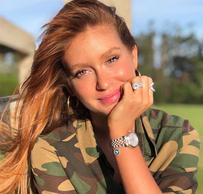 Como você deve ter acompanhado, Marina foi apontada com o pivô da separação de José Loreto e Débora Nascimento. Ela prontamente negou a história e depois se pronunciou por meio de suas redes, quando surgiu uma história de que ela supostamente teria dado uma festa em sua casa para o elenco de O Sétimo Guardião. Nesse evento, ela teria proibido celulares e também a presença dos parceiros de seus colegas de cena. No Instagram, uma pessoa chegou a questionar a atriz sobre o caso: A pergunta que não quer calar: que festa foi essa que dizem que você deu e não podia levar seus companheiros e nem celular? Por que essa regra? Você gostaria que seu marido fosse à uma festa assim? Eu, no mínimo, como esposa, acharia estranho. A ruiva, que estava evitando ao máximo falar sobre esse assunto polêmico, resolveu desmentir ao responder essa seguidora: Isso não existe, meu bem. Nesse dia da suposta festa proibida em minha casa, eu estava bem agarradinha com meu marido. Parem de cair em fake news e alimentar ainda mais isso. Como você deve ter acompanhado, Marina foi apontada com o pivô da separação de José Loreto e Débora Nascimento. Ela prontamente negou a história e depois se pronunciou por meio de suas redes, quando surgiu uma história de que ela supostamente teria dado uma festa em sua casa para o elenco de O Sétimo Guardião. Nesse evento, ela teria proibido celulares e também a presença dos parceiros de seus colegas de cena. No Instagram, uma pessoa chegou a questionar a atriz sobre o caso: A pergunta que não quer calar: que festa foi essa que dizem que você deu e não podia levar seus companheiros e nem celular? Por que essa regra? Você gostaria que seu marido fosse à uma festa assim? Eu, no mínimo, como esposa, acharia estranho. A ruiva, que estava evitando ao máximo falar sobre esse assunto polêmico, resolveu desmentir ao responder essa seguidora: Isso não existe, meu bem. Nesse dia da suposta festa proibida em minha casa, eu estava bem agarradinha com meu marido. Parem de cair em fake news e alimentar ainda mais isso.