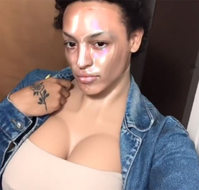 Pabllo Vittar exibe seios de silicone que usará no Carnaval: <i>Para dar close, tirar foto</i>