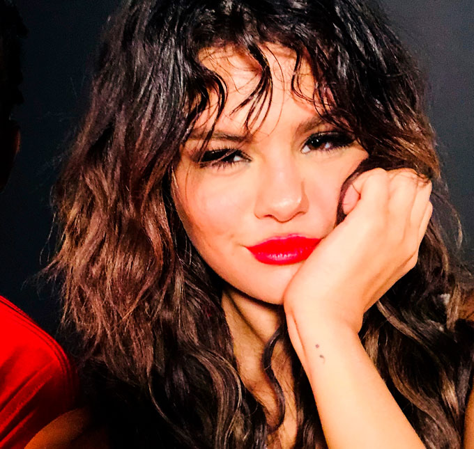 Com uma mistura de <i>pop</i> e <i>reggaeton</i>, Selena Gomez lança música em parceria com J Balvin e mais artistas!