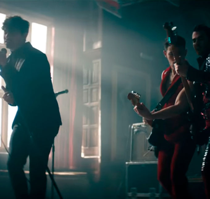 Retorno dos <i>Jonas Brothers</i>, nova parceria de Ariana Grande e muito mais. Confira os lançamentos musicais!