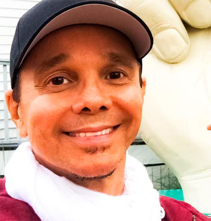 Depois de se recuperar de doença grave, Netinho volta aos palcos e emociona