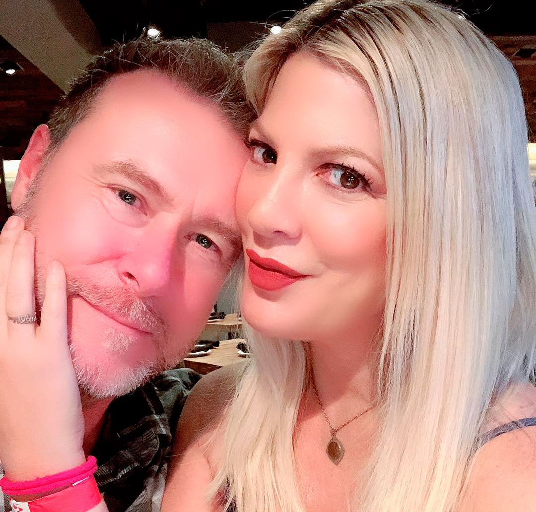 Tori Spelling e Dean McDermott são intimados para processo por dívida de quase um milhão de reais