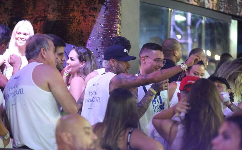 Enquanto Bruna Marquezine dança muito, Neymar conversa com loira misteriosa  no Carnaval de Salvador, veja fotos! - Estrelando