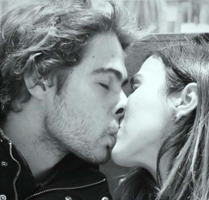 Os dois se tornaram papais no dia 23 de outubro de 2019, quando a atriz e humorista deu à luz Clara Maria - que teve seu nome escolhido depois de muita indecisão e bom humor desse casal para lá de divertido. No dia seguinte ao anúncio de que estava grávida, Tatá encantou seus seguidores ao postar a foto acima, em que aparece beijando o noivo, Rafael Vitti. Na legenda, ela fez uma super declaração para o ator: Meu amor, parceiro demais, incansável, não tem quem conheça e não adore... Que sorte a minha ter você como parte da minha vida. Parabéns também pelas super narinas, te amo demais, brincou. Apesar de não mencionar a gravidez no clique, alguns famosos usaram os comentários do post para parabenizar o casal. Isis Valverde, que deu à luz Rael em novembro de 2018, escreveu: Parabéns, seus lindos! Mais um baby vindo aí!. Eles também receberam mensagens fofas de Eliana, Selton Mello e Sophia Abrahão. Os dois se tornaram papais no dia 23 de outubro de 2019, quando a atriz e humorista deu à luz Clara Maria - que teve seu nome escolhido depois de muita indecisão e bom humor desse casal para lá de divertido. No dia seguinte ao anúncio de que estava grávida, Tatá encantou seus seguidores ao postar a foto acima, em que aparece beijando o noivo, Rafael Vitti. Na legenda, ela fez uma super declaração para o ator: Meu amor, parceiro demais, incansável, não tem quem conheça e não adore... Que sorte a minha ter você como parte da minha vida. Parabéns também pelas super narinas, te amo demais, brincou. Apesar de não mencionar a gravidez no clique, alguns famosos usaram os comentários do post para parabenizar o casal. Isis Valverde, que deu à luz Rael em novembro de 2018, escreveu: Parabéns, seus lindos! Mais um baby vindo aí!. Eles também receberam mensagens fofas de Eliana, Selton Mello e Sophia Abrahão.