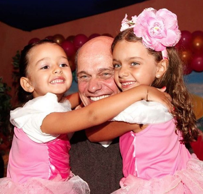 Viúva de Boechat compartilha foto do jornalista com as filhas