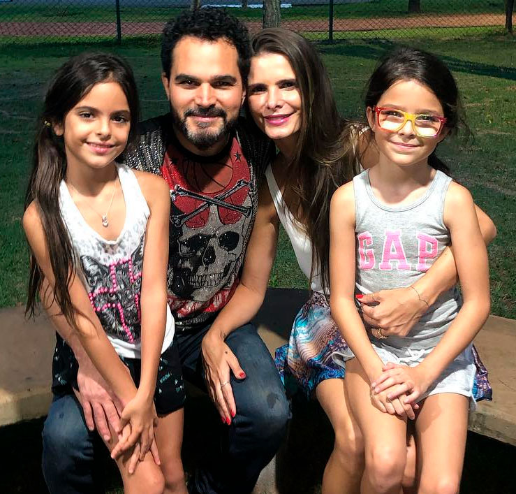 Luciano Camargo mostra sala de cinema em sua casa em clique com a família, confira!