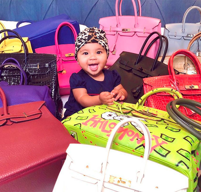 Khloé Kardashian posta foto da filha com bolsas de mais de 600 mil reais