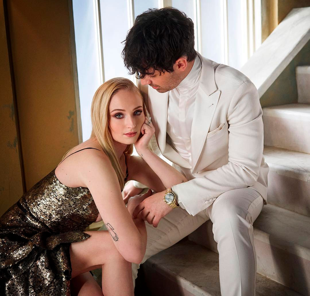 Sophie Turner revela como o noivo, Joe Jonas, a ajudou a passar por uma crise de identidade